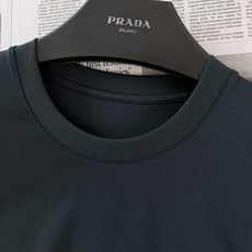 Prada 普拉达 2026SS春夏新品金色复古徽章刺绣短袖👕液氨丝光长绒棉冰凉丝滑,预缩抗洗不易发黄变 Prada 普拉达 2026SS春夏新品金色复古徽章刺绣短袖👕液氨丝光长绒棉冰凉丝滑,预缩抗洗不易发黄变