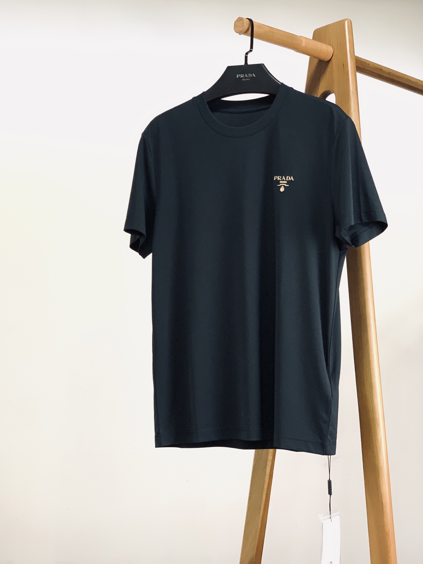 Prada 普拉达 2026SS春夏新品金色复古徽章刺绣短袖👕液氨丝光长绒棉冰凉丝滑，预缩抗洗不易发黄变