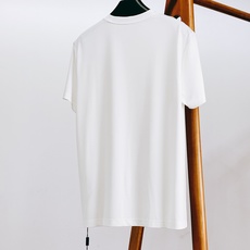 Prada 普拉达 2026SS春夏新品金色复古徽章刺绣短袖👕液氨丝光长绒棉冰凉丝滑,预缩抗洗不易发黄变 Prada 普拉达 2026SS春夏新品金色复古徽章刺绣短袖👕液氨丝光长绒棉冰凉丝滑,预缩抗洗不易发黄变