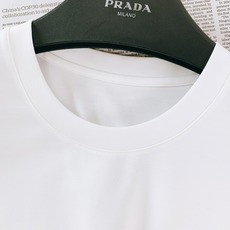 Prada 普拉达 2026SS春夏新品金色复古徽章刺绣短袖👕液氨丝光长绒棉冰凉丝滑,预缩抗洗不易发黄变 Prada 普拉达 2026SS春夏新品金色复古徽章刺绣短袖👕液氨丝光长绒棉冰凉丝滑,预缩抗洗不易发黄变