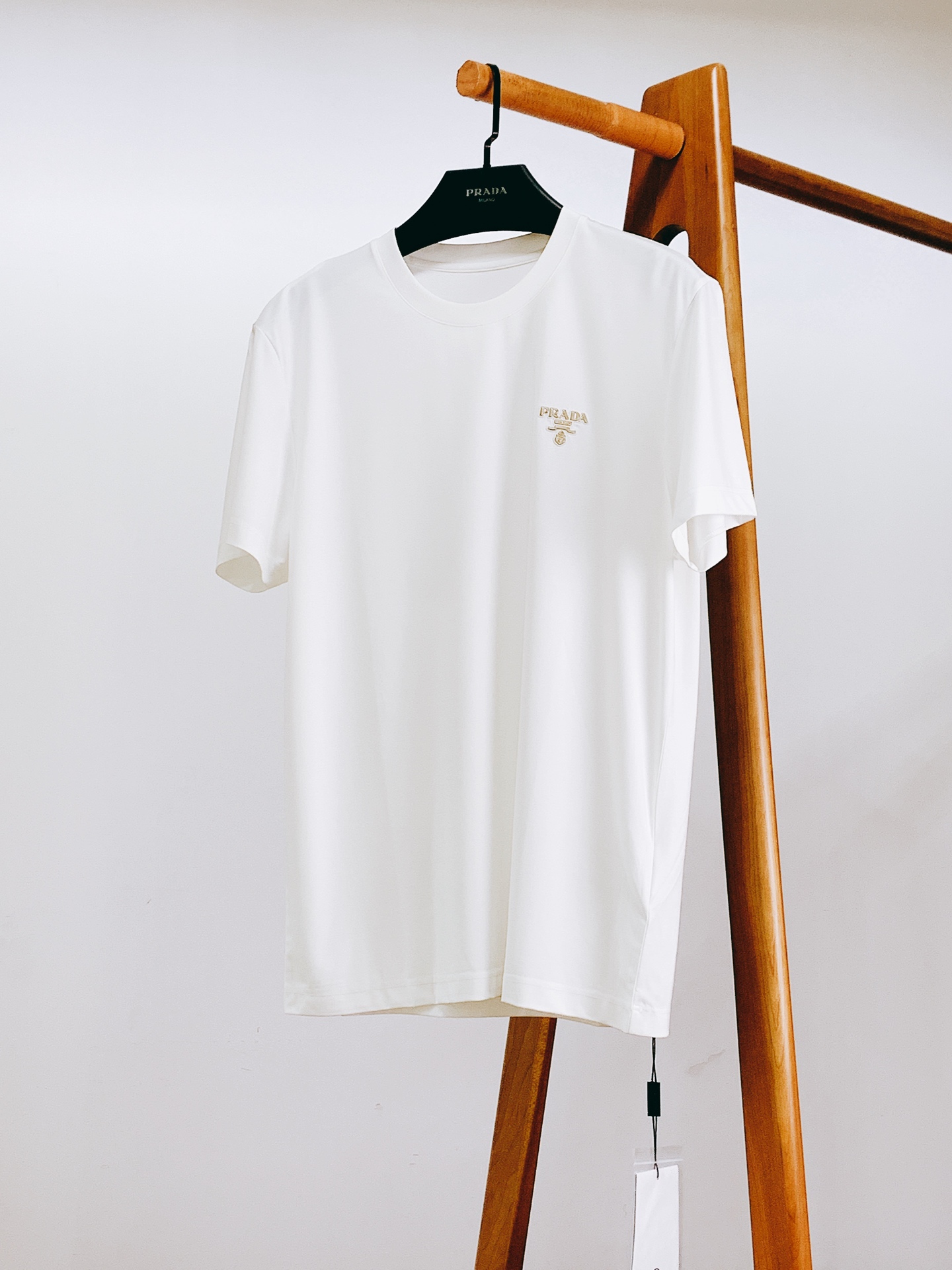 Prada 普拉达 2026SS春夏新品金色复古徽章刺绣短袖👕液氨丝光长绒棉冰凉丝滑，预缩抗洗不易发黄变