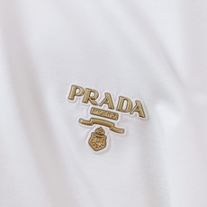 Prada 普拉达 2026SS春夏新品金色复古徽章刺绣短袖👕液氨丝光长绒棉冰凉丝滑,预缩抗洗不易发黄变 Prada 普拉达 2026SS春夏新品金色复古徽章刺绣短袖👕液氨丝光长绒棉冰凉丝滑,预缩抗洗不易发黄变