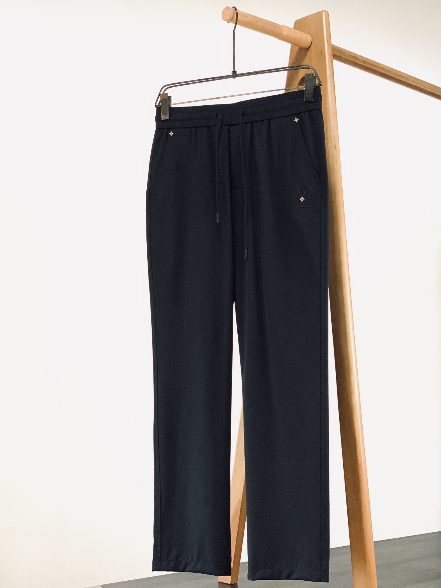 LouisVuitton 路易威登 2026SS春夏新品冰感机能休闲直筒裤👖冰感速干混纺面料轻薄垂顺，抗