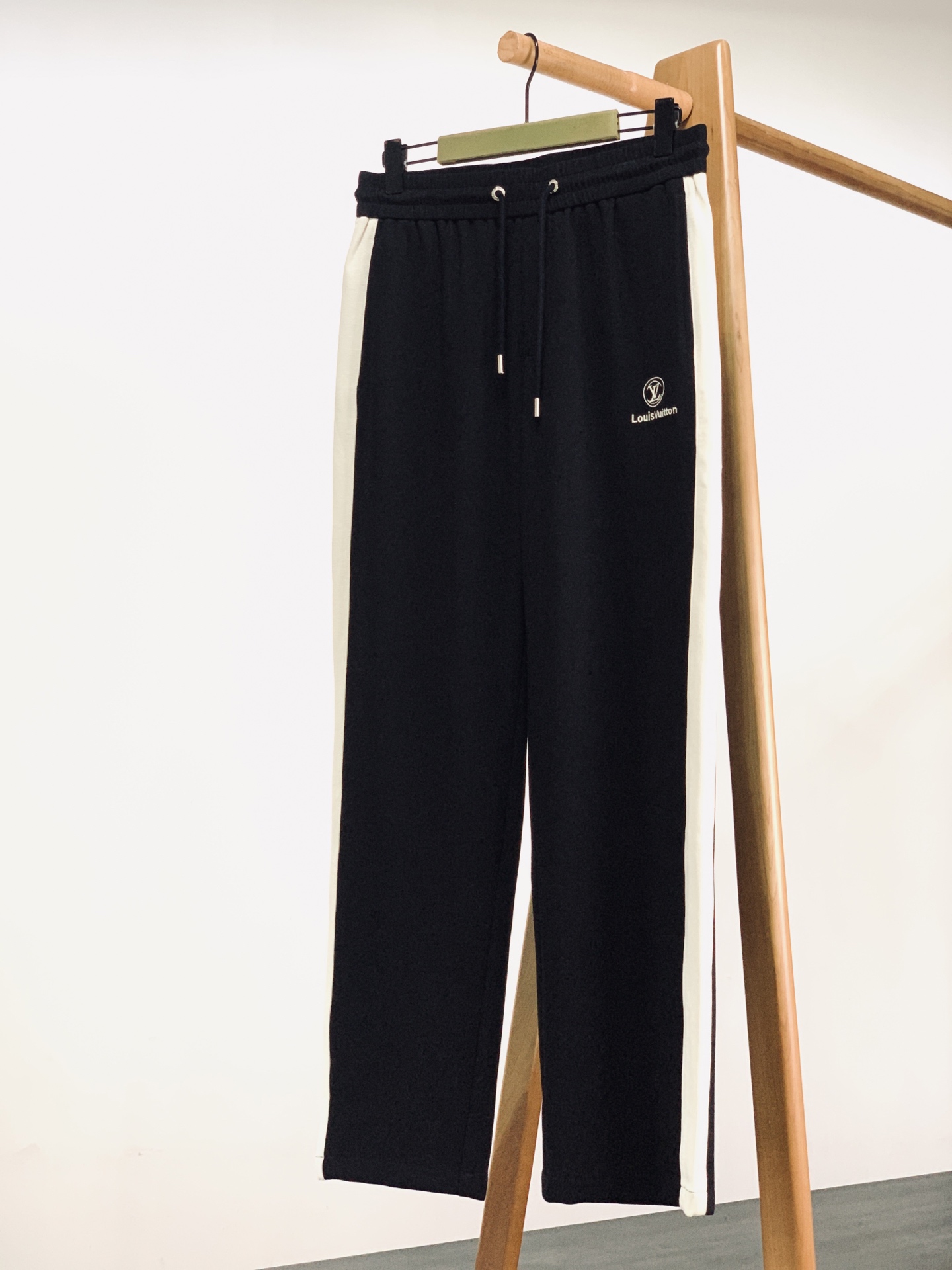 LouisVuitton 路易威登 2026SS春夏新品撞色侧条针织直筒卫裤👖空气层软糯针织面料垂顺抗起