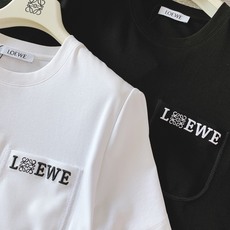 Loewe 罗意威 2026SS春夏新品 口袋刺绣短袖👕甄选液氨处理高支丝光棉,软糯亲肤、透气不透肉,扎 Loewe 罗意威 2026SS春夏新品 口袋刺绣短袖👕甄选液氨处理高支丝光棉,软糯亲肤、透气不透肉,扎