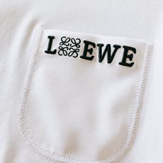 Loewe 罗意威 2026SS春夏新品 口袋刺绣短袖👕甄选液氨处理高支丝光棉,软糯亲肤、透气不透肉,扎 Loewe 罗意威 2026SS春夏新品 口袋刺绣短袖👕甄选液氨处理高支丝光棉,软糯亲肤、透气不透肉,扎