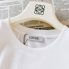 Loewe 罗意威 2026SS春夏新品 口袋刺绣短袖👕甄选液氨处理高支丝光棉,软糯亲肤、透气不透肉,扎 Loewe 罗意威 2026SS春夏新品 口袋刺绣短袖👕甄选液氨处理高支丝光棉,软糯亲肤、透气不透肉,扎