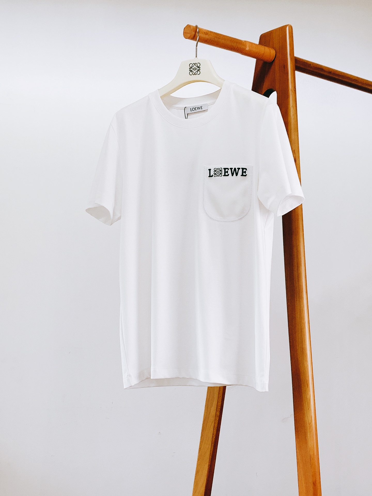 Loewe 罗意威 2026SS春夏新品 口袋刺绣短袖👕甄选液氨处理高支丝光棉，软糯亲肤、透气不透肉，扎