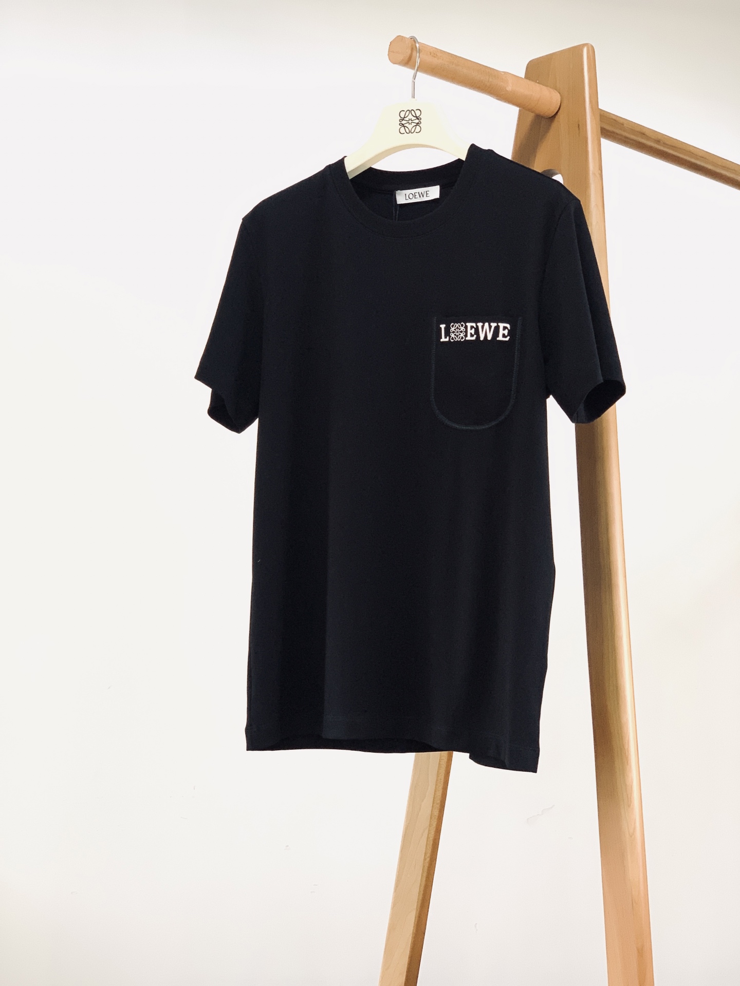 Loewe 罗意威 2026SS春夏新品 口袋刺绣短袖👕甄选液氨处理高支丝光棉，软糯亲肤、透气不透肉，扎