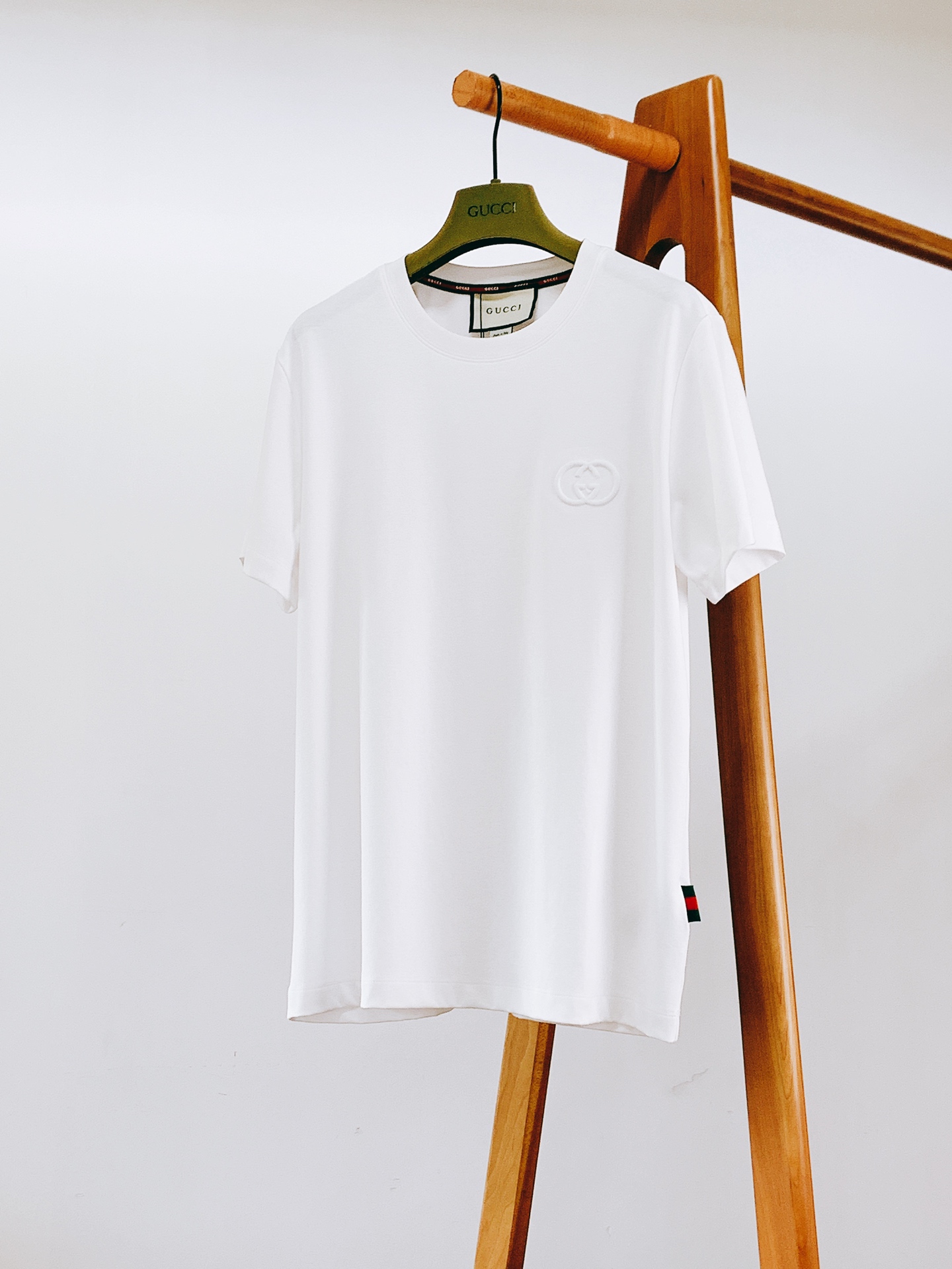 Gucci 古驰 2026SS春夏新品经典GG浮雕标识基础短袖👕高支长绒棉软糯亲肤，立体同色GG浮雕标识