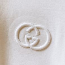 Gucci 古驰 2026SS春夏新品经典GG浮雕标识基础短袖👕高支长绒棉软糯亲肤,立体同色GG浮雕标识 Gucci 古驰 2026SS春夏新品经典GG浮雕标识基础短袖👕高支长绒棉软糯亲肤,立体同色GG浮雕标识