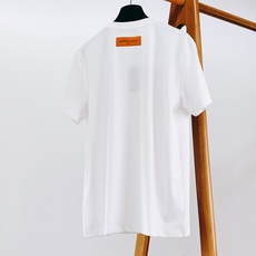 LouisVuitton 路易威登 2026SS春夏新品金线口袋刺绣短袖👕甄选高支丝光长绒棉面料,酵素水 LouisVuitton 路易威登 2026SS春夏新品金线口袋刺绣短袖👕甄选高支丝光长绒棉面料,酵素水