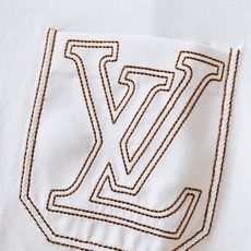 LouisVuitton 路易威登 2026SS春夏新品金线口袋刺绣短袖👕甄选高支丝光长绒棉面料,酵素水 LouisVuitton 路易威登 2026SS春夏新品金线口袋刺绣短袖👕甄选高支丝光长绒棉面料,酵素水