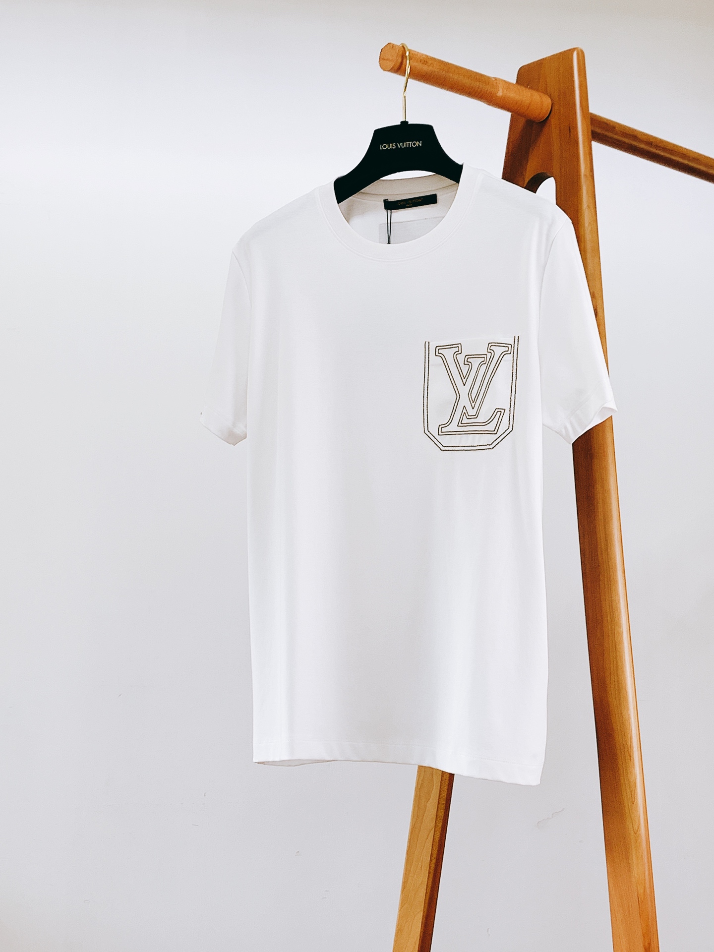 LouisVuitton 路易威登 2026SS春夏新品金线口袋刺绣短袖👕甄选高支丝光长绒棉面料，酵素水