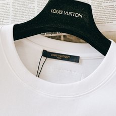 LouisVuitton 路易威登 2026SS春夏新品金线口袋刺绣短袖👕甄选高支丝光长绒棉面料,酵素水 LouisVuitton 路易威登 2026SS春夏新品金线口袋刺绣短袖👕甄选高支丝光长绒棉面料,酵素水
