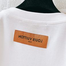 LouisVuitton 路易威登 2026SS春夏新品金线口袋刺绣短袖👕甄选高支丝光长绒棉面料,酵素水 LouisVuitton 路易威登 2026SS春夏新品金线口袋刺绣短袖👕甄选高支丝光长绒棉面料,酵素水
