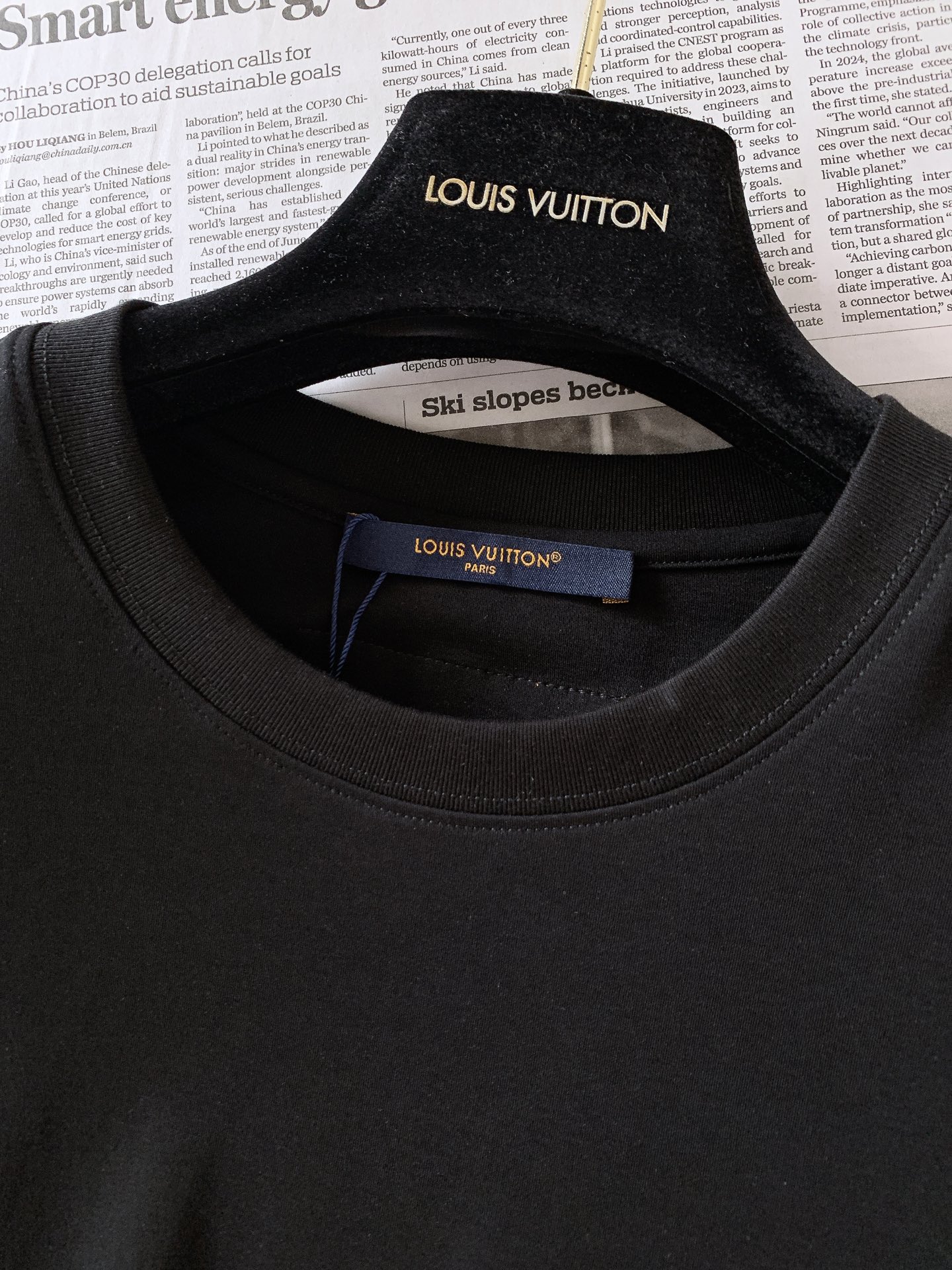 LouisVuitton 路易威登 2026SS春夏新品金线口袋刺绣短袖👕甄选高支丝光长绒棉面料，酵素水