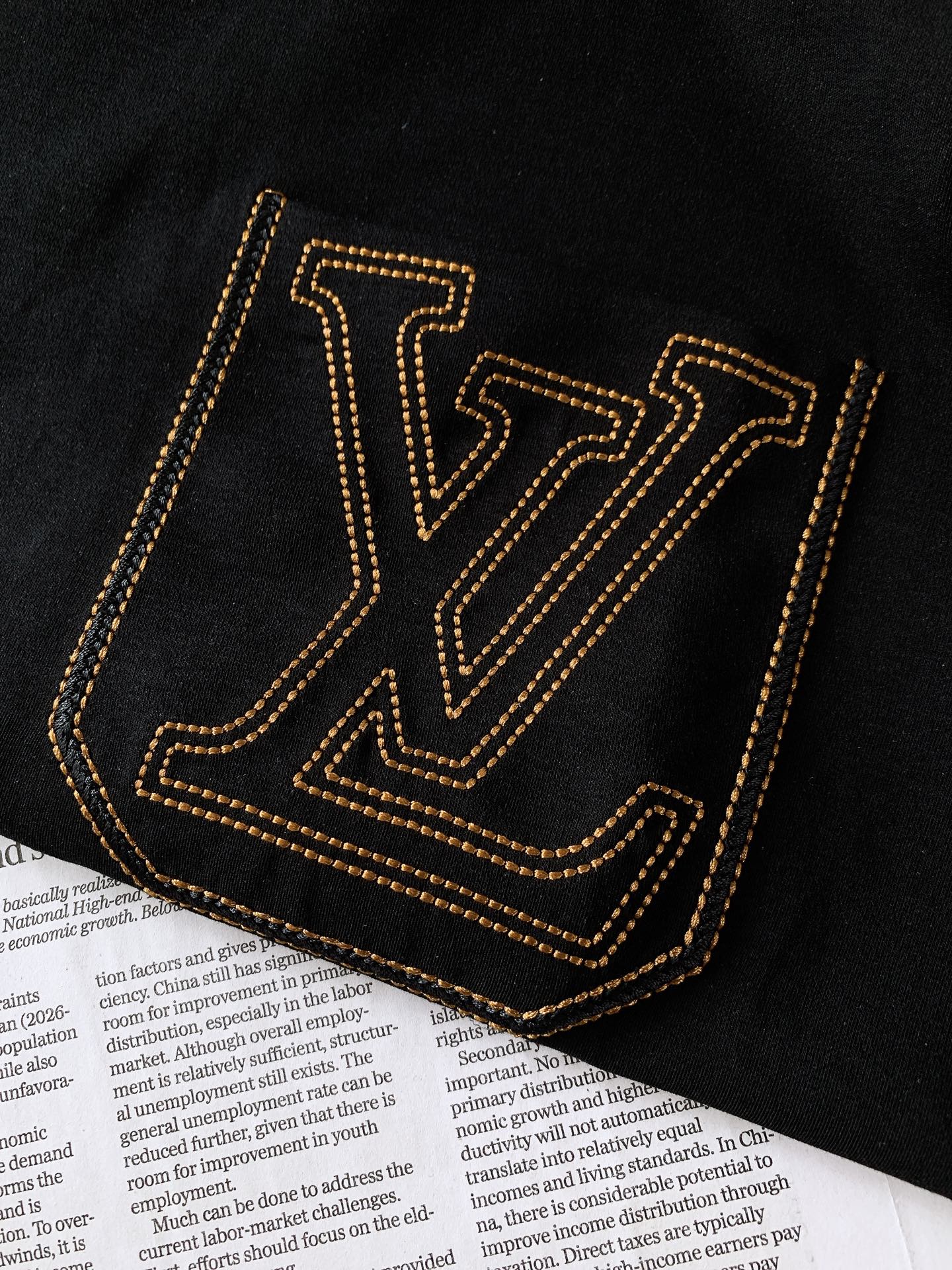 LouisVuitton 路易威登 2026SS春夏新品金线口袋刺绣短袖👕甄选高支丝光长绒棉面料，酵素水