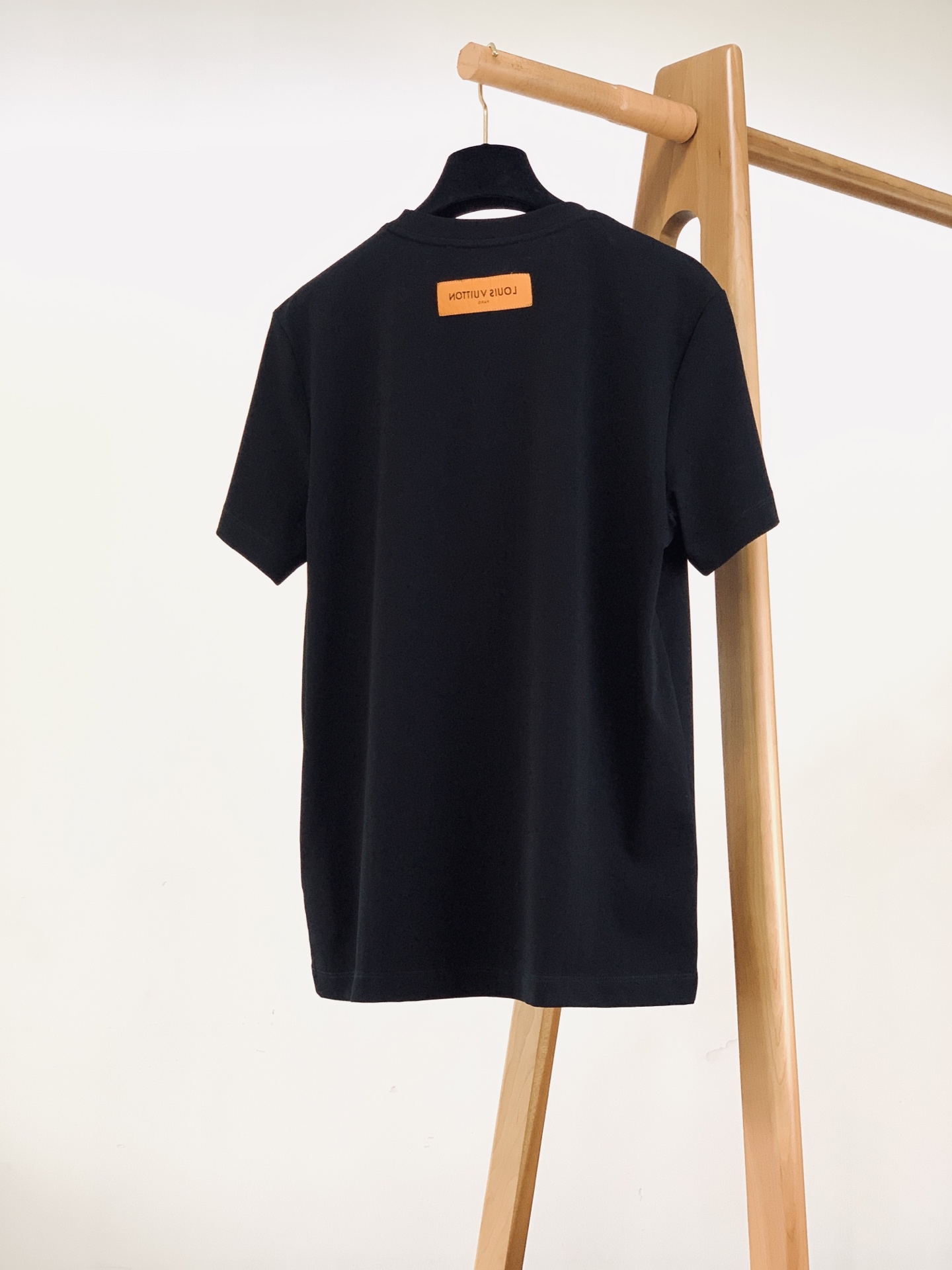 LouisVuitton 路易威登 2026SS春夏新品金线口袋刺绣短袖👕甄选高支丝光长绒棉面料，酵素水