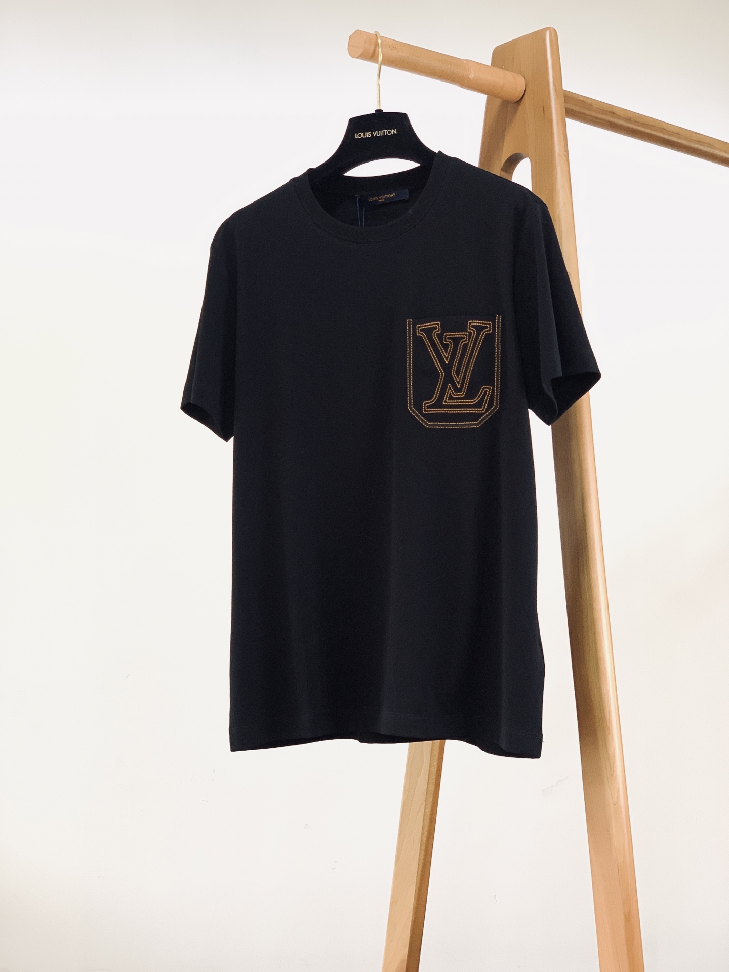 LouisVuitton 路易威登 2026SS春夏新品金线口袋刺绣短袖👕甄选高支丝光长绒棉面料，酵素水