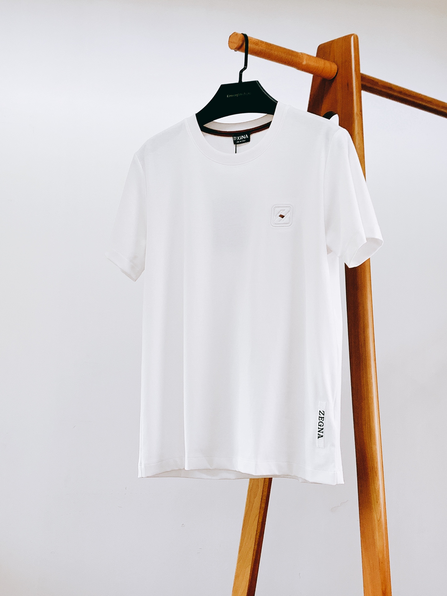 ￼Ermenegildo Zegna 杰尼亚 2026SS春夏新品 商务方块刺绣短袖👕采用品牌定制液氨丝
