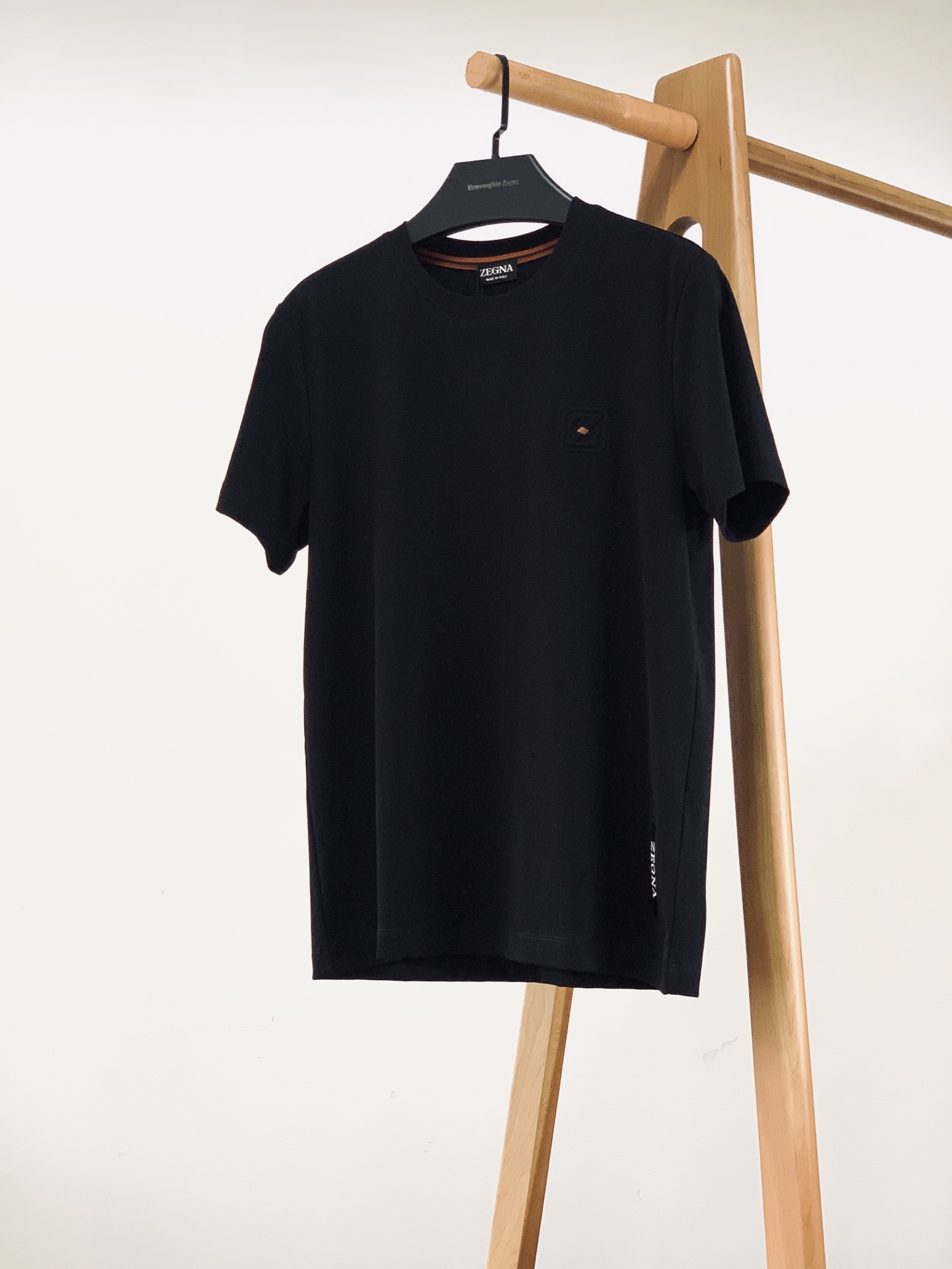 ￼Ermenegildo Zegna 杰尼亚 2026SS春夏新品 商务方块刺绣短袖👕采用品牌定制液氨丝