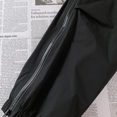Loewe 罗意威 2026SS春夏新品 褶皱机能工装束脚休闲裤👖甄选品牌高密机能锦纶混纺面料,轻薄哑光 Loewe 罗意威 2026SS春夏新品 褶皱机能工装束脚休闲裤👖甄选品牌高密机能锦纶混纺面料,轻薄哑光