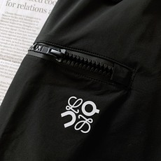 Loewe 罗意威 2026SS春夏新品 褶皱机能工装束脚休闲裤👖甄选品牌高密机能锦纶混纺面料,轻薄哑光 Loewe 罗意威 2026SS春夏新品 褶皱机能工装束脚休闲裤👖甄选品牌高密机能锦纶混纺面料,轻薄哑光