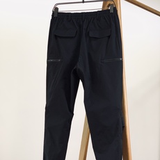Loewe 罗意威 2026SS春夏新品 褶皱机能工装束脚休闲裤👖甄选品牌高密机能锦纶混纺面料,轻薄哑光 Loewe 罗意威 2026SS春夏新品 褶皱机能工装束脚休闲裤👖甄选品牌高密机能锦纶混纺面料,轻薄哑光