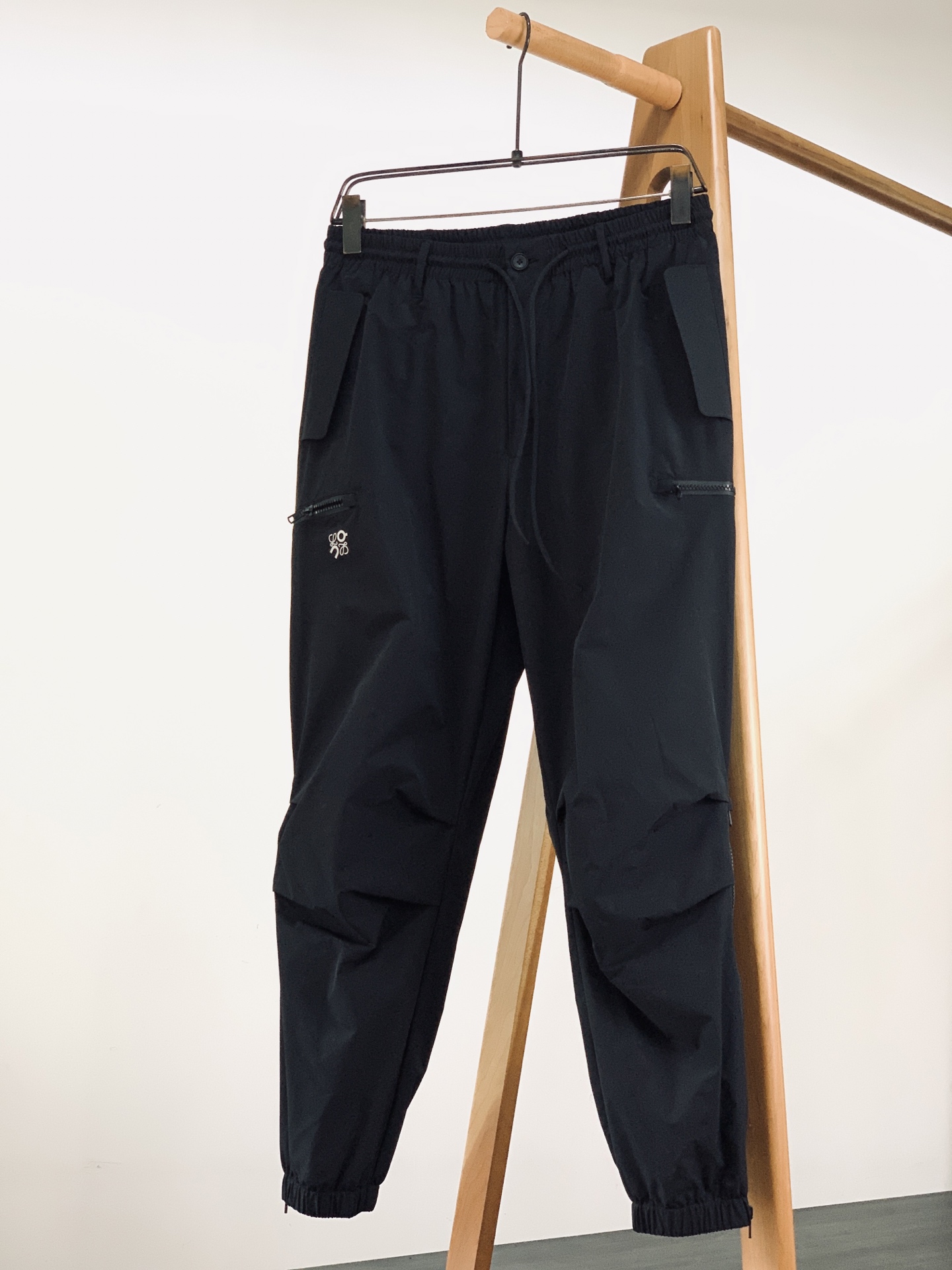 Loewe 罗意威 2026SS春夏新品 褶皱机能工装束脚休闲裤👖甄选品牌高密机能锦纶混纺面料，轻薄哑光