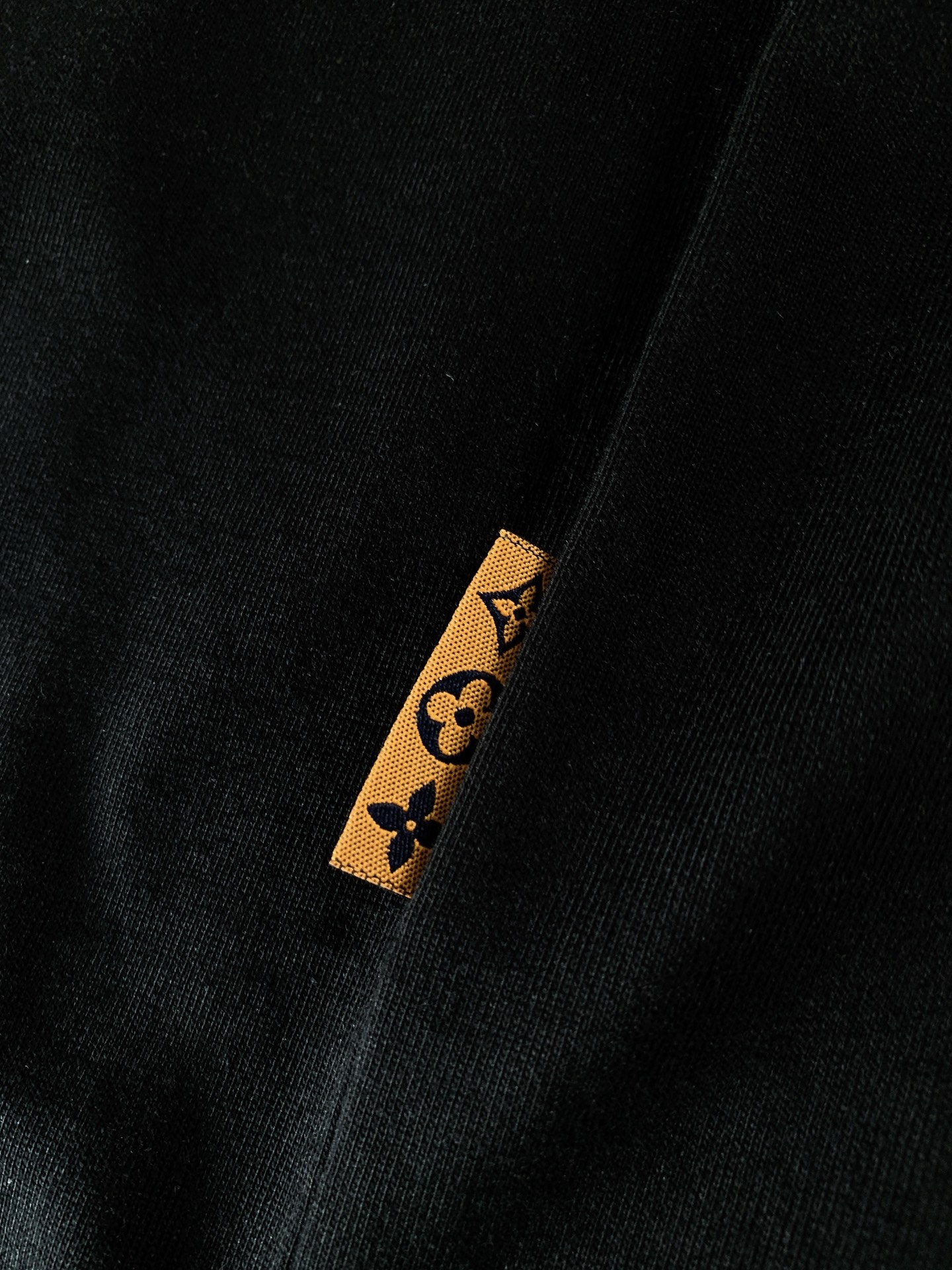 LouisVuitton 路易威登 2026SS春夏新品 波浪线条满天星刺绣短袖，甄选进口高支液氨丝光长