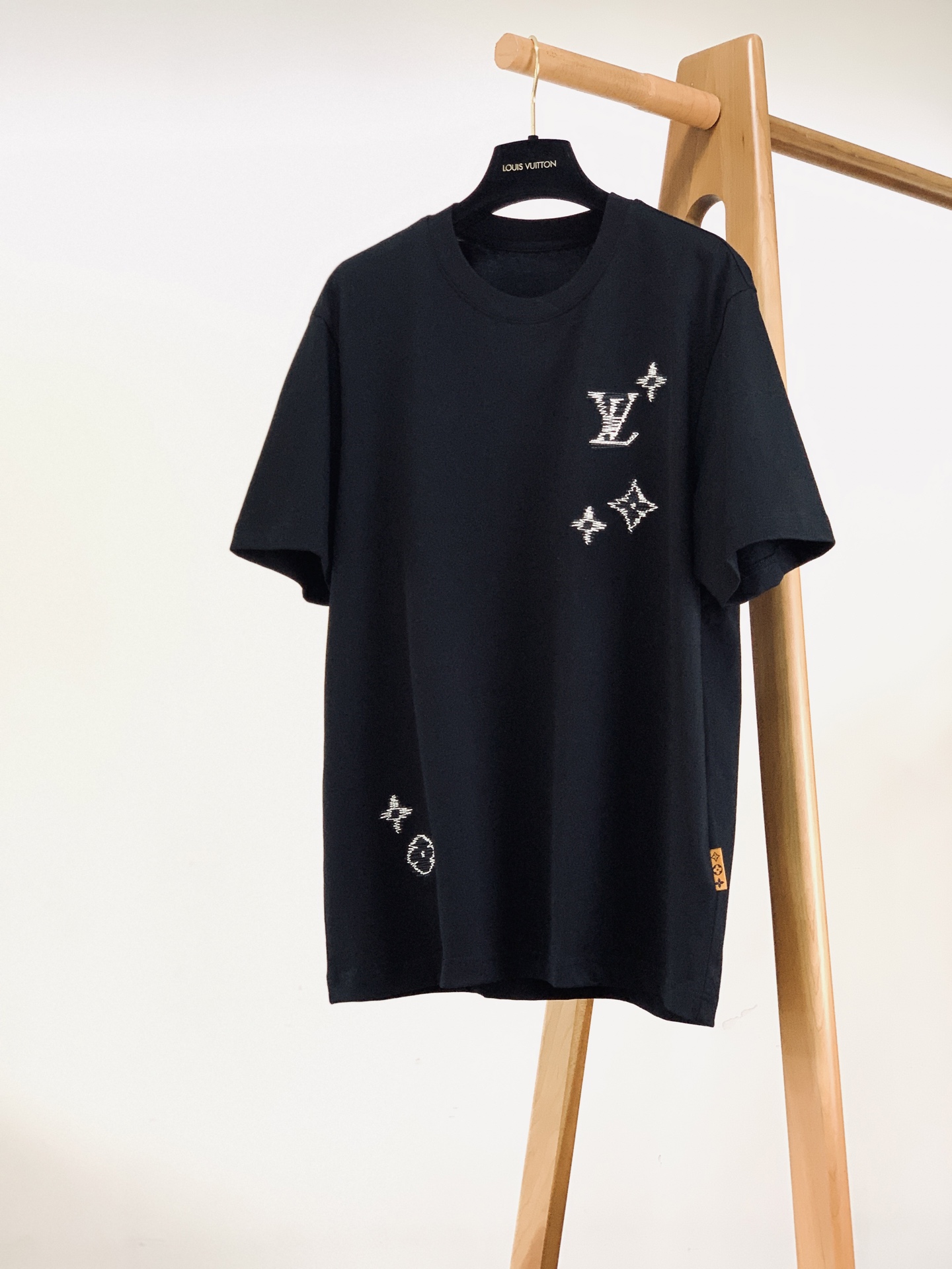 LouisVuitton 路易威登 2026SS春夏新品 波浪线条满天星刺绣短袖，甄选进口高支液氨丝光长