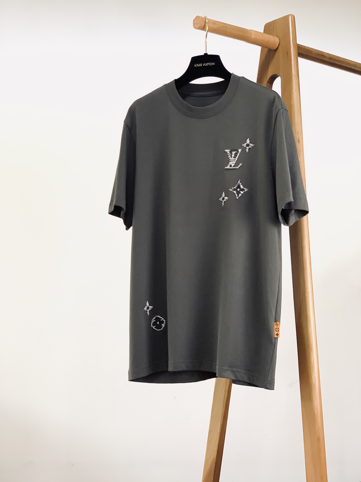 LouisVuitton 路易威登 2026SS春夏新品 波浪线条满天星刺绣短袖，甄选进口高支液氨丝光长