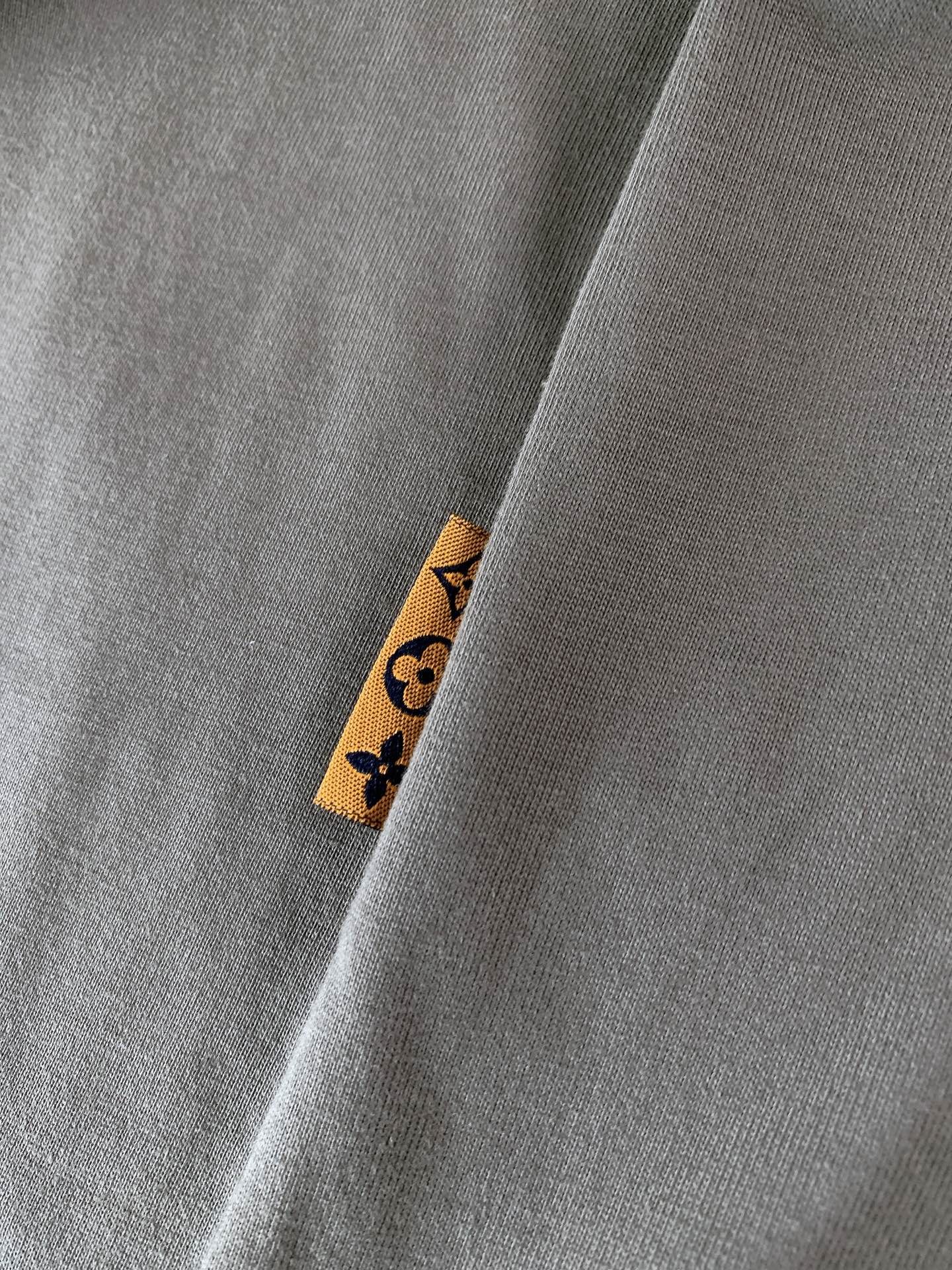 LouisVuitton 路易威登 2026SS春夏新品 波浪线条满天星刺绣短袖，甄选进口高支液氨丝光长