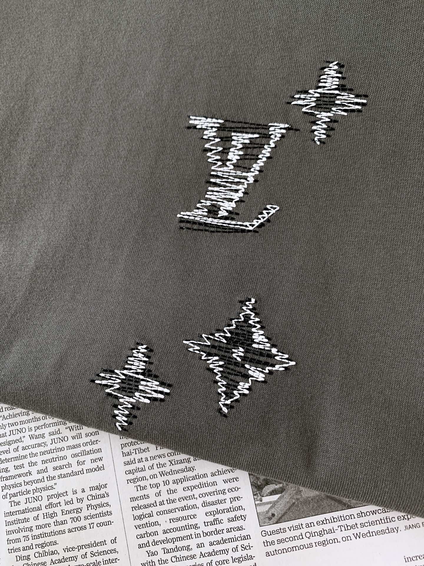 LouisVuitton 路易威登 2026SS春夏新品 波浪线条满天星刺绣短袖，甄选进口高支液氨丝光长