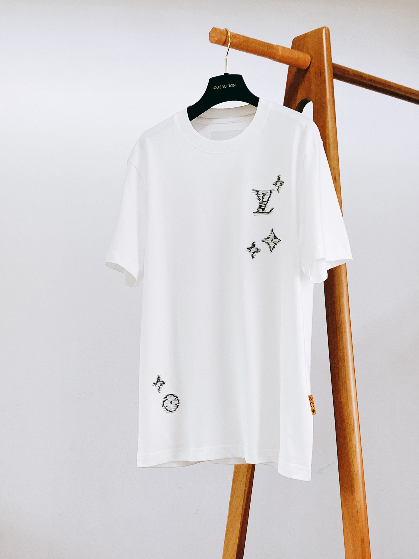 LouisVuitton 路易威登 2026SS春夏新品 波浪线条满天星刺绣短袖，甄选进口高支液氨丝光长