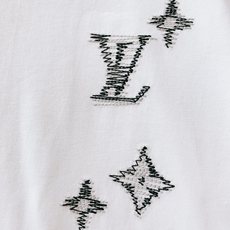 LouisVuitton 路易威登 2026SS春夏新品 波浪线条满天星刺绣短袖,甄选进口高支液氨丝光长 LouisVuitton 路易威登 2026SS春夏新品 波浪线条满天星刺绣短袖,甄选进口高支液氨丝光长