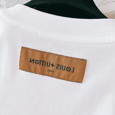 LouisVuitton 路易威登 2026SS春夏新品 波浪线条满天星刺绣短袖,甄选进口高支液氨丝光长 LouisVuitton 路易威登 2026SS春夏新品 波浪线条满天星刺绣短袖,甄选进口高支液氨丝光长
