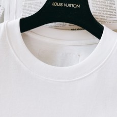 LouisVuitton 路易威登 2026SS春夏新品 波浪线条满天星刺绣短袖,甄选进口高支液氨丝光长 LouisVuitton 路易威登 2026SS春夏新品 波浪线条满天星刺绣短袖,甄选进口高支液氨丝光长