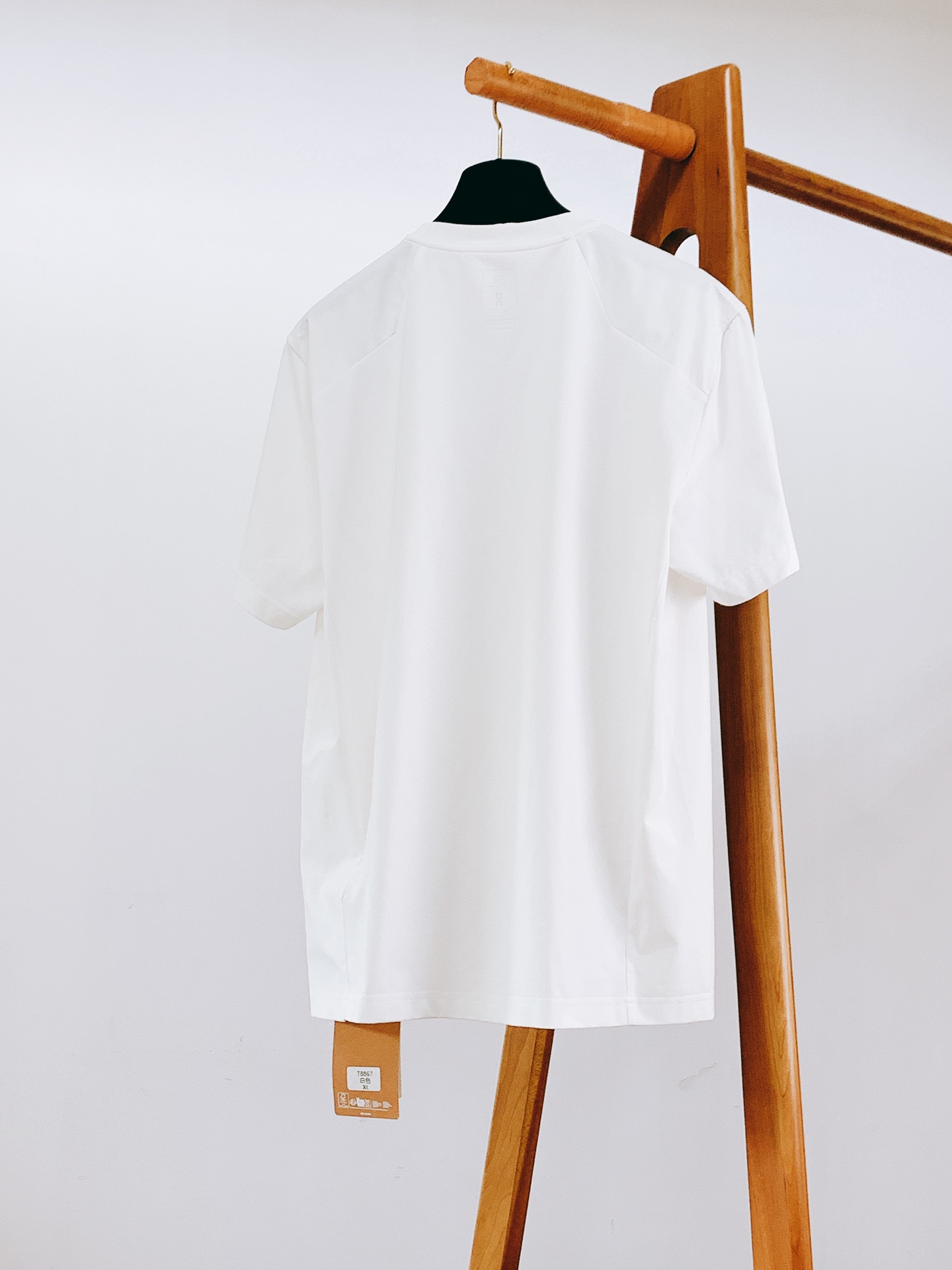 On昂跑Cloud凉感速干短袖👕专属机能混纺面料，上身自带冰凉触感，透气网眼结构快速导湿排汗，跑步健身久穿不闷汗粘身，多