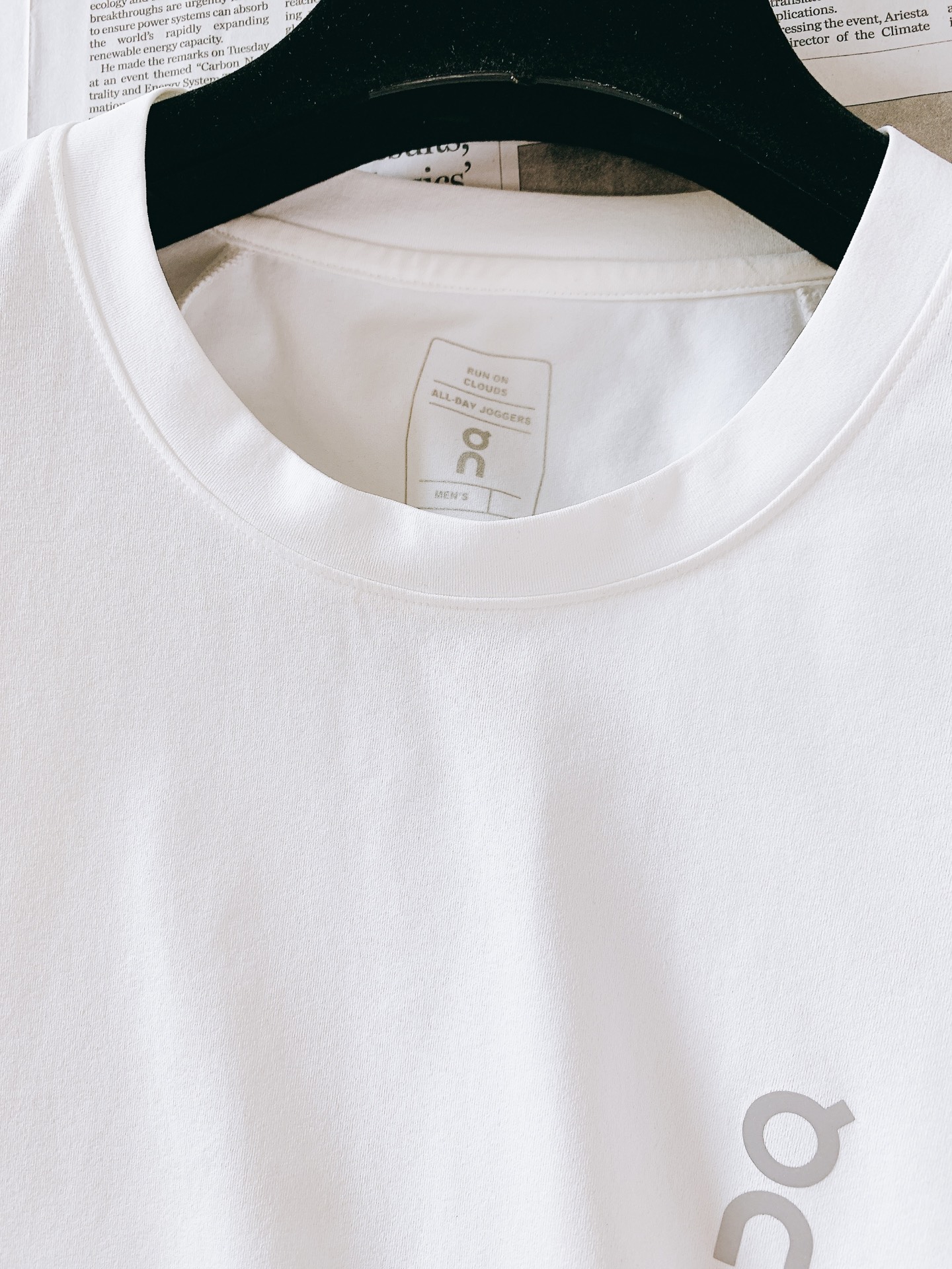 On昂跑Cloud凉感速干短袖👕专属机能混纺面料，上身自带冰凉触感，透气网眼结构快速导湿排汗，跑步健身久穿不闷汗粘身，多