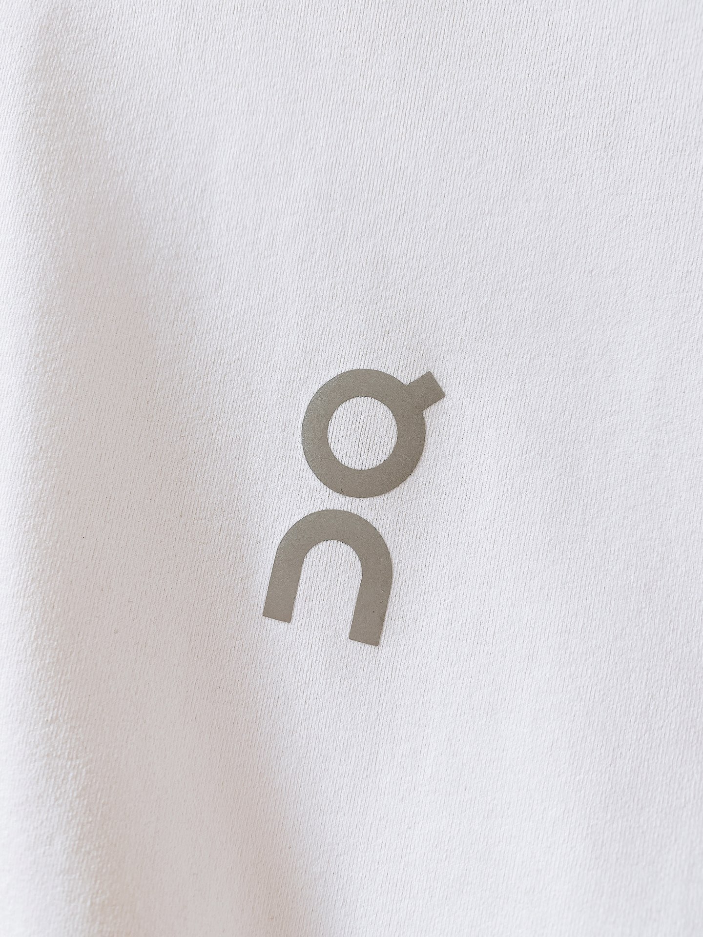 On昂跑Cloud凉感速干短袖👕专属机能混纺面料，上身自带冰凉触感，透气网眼结构快速导湿排汗，跑步健身久穿不闷汗粘身，多