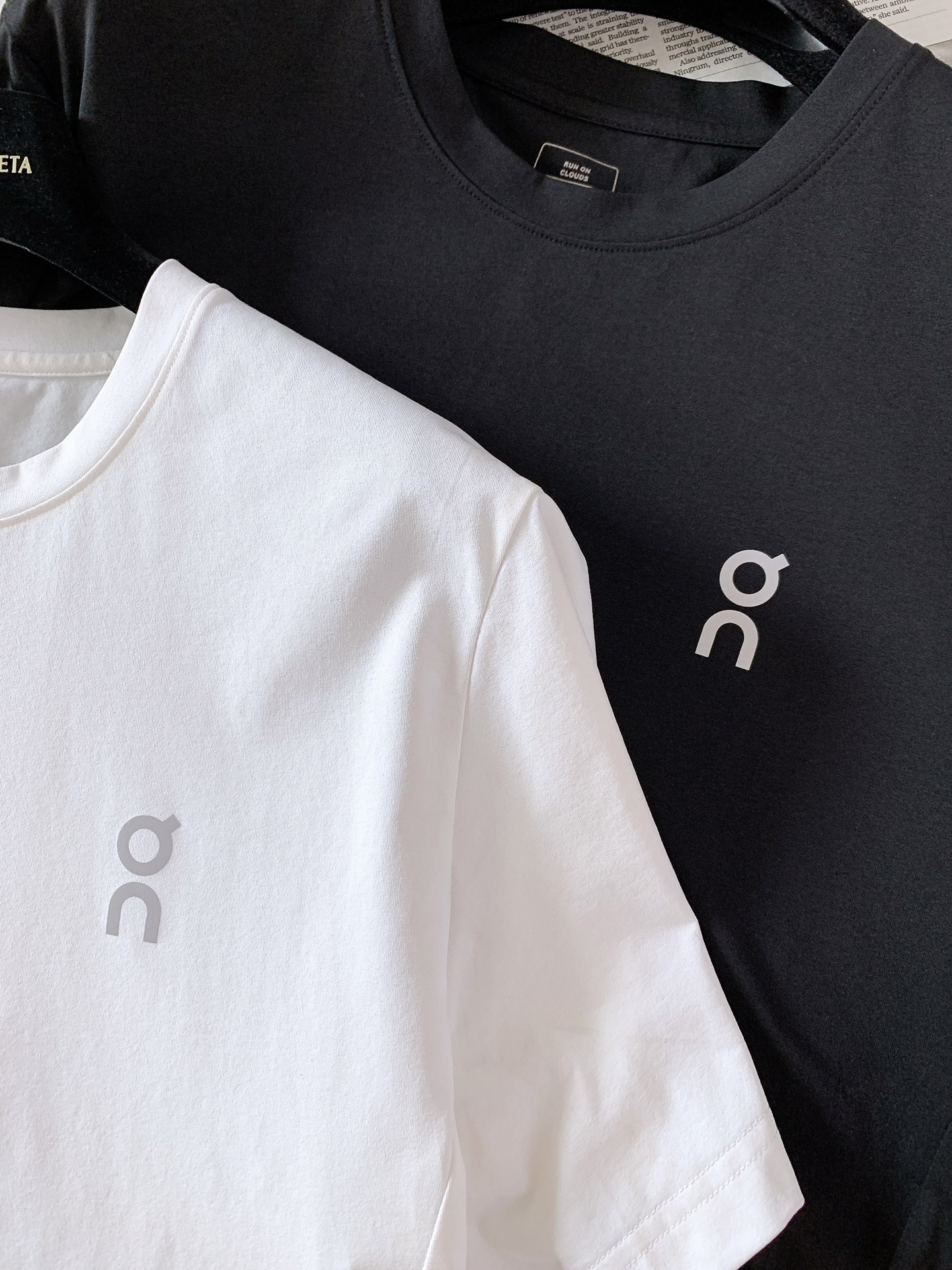 On昂跑Cloud凉感速干短袖👕专属机能混纺面料，上身自带冰凉触感，透气网眼结构快速导湿排汗，跑步健身久穿不闷汗粘身，多