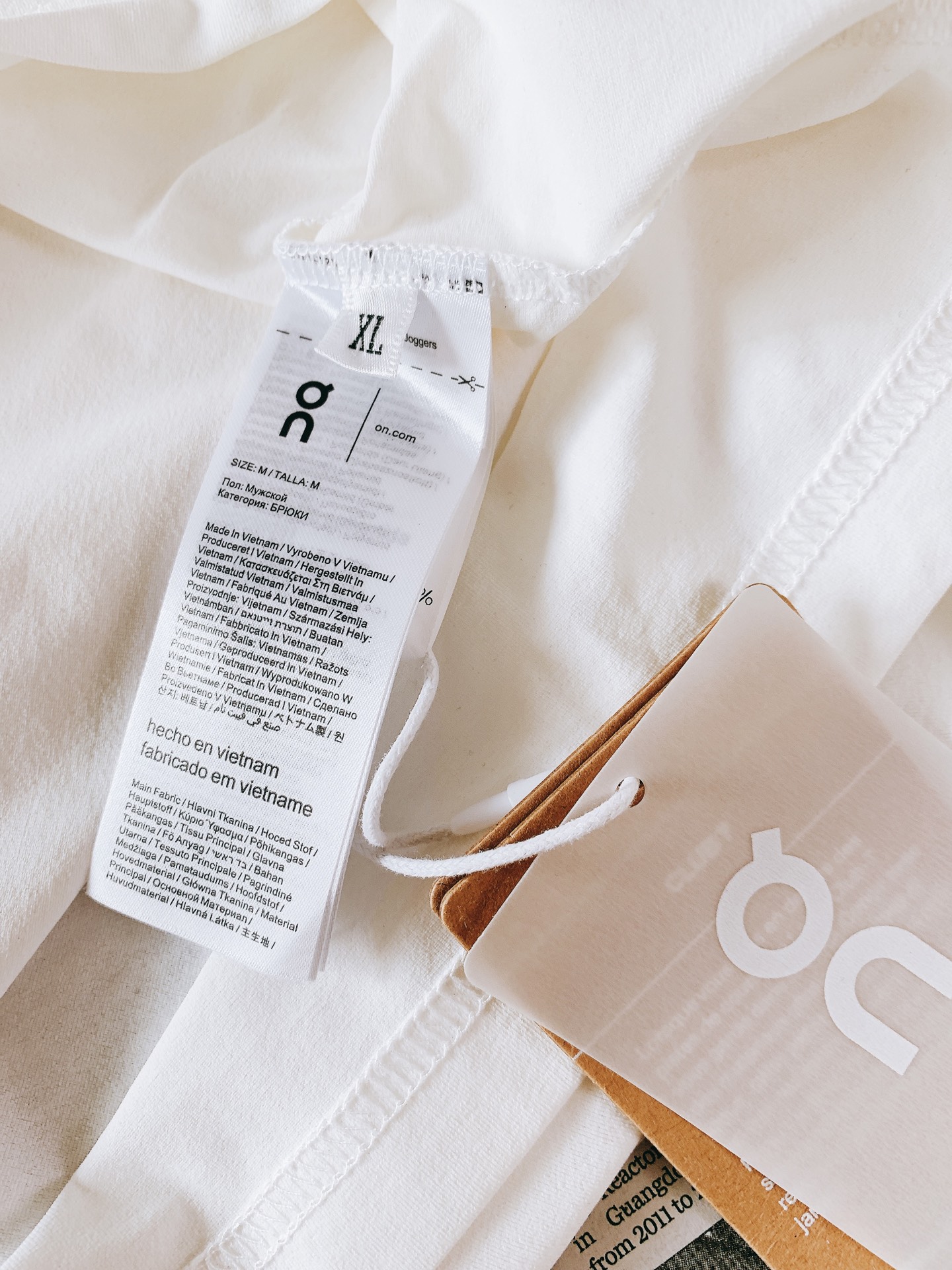 On昂跑Cloud凉感速干短袖👕专属机能混纺面料，上身自带冰凉触感，透气网眼结构快速导湿排汗，跑步健身久穿不闷汗粘身，多