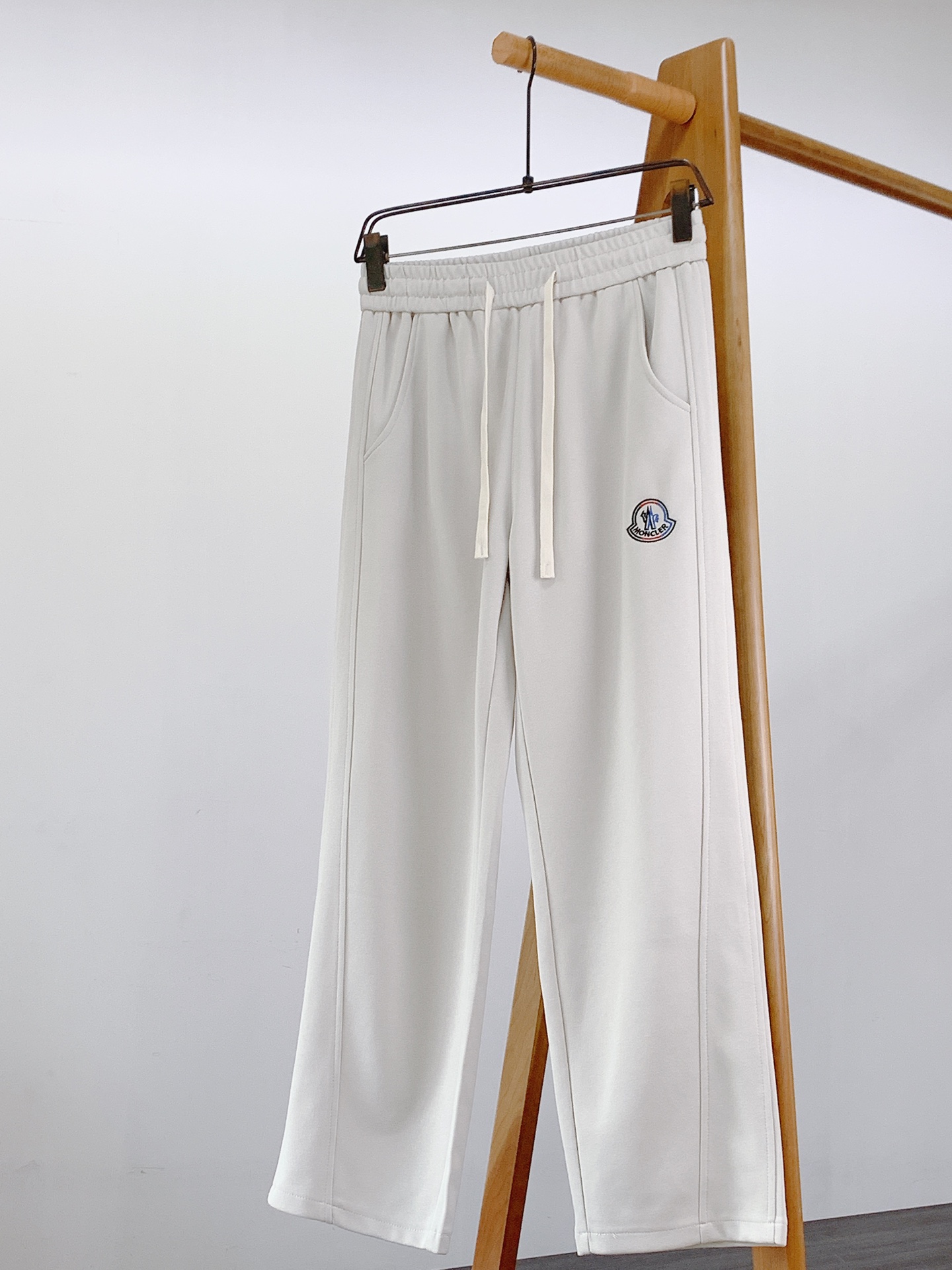 Moncler 蒙口 2026SS春夏新品 休闲直筒卫裤👖高端休闲百搭神裤。甄选高密度空气层棉料，触感柔