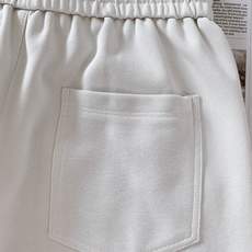 Moncler 蒙口 2026SS春夏新品 休闲直筒卫裤👖高端休闲百搭神裤。甄选高密度空气层棉料,触感柔 Moncler 蒙口 2026SS春夏新品 休闲直筒卫裤👖高端休闲百搭神裤。甄选高密度空气层棉料,触感柔