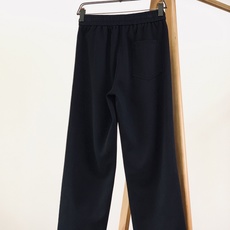 Moncler 蒙口 2026SS春夏新品 休闲直筒卫裤👖高端休闲百搭神裤。甄选高密度空气层棉料,触感柔 Moncler 蒙口 2026SS春夏新品 休闲直筒卫裤👖高端休闲百搭神裤。甄选高密度空气层棉料,触感柔
