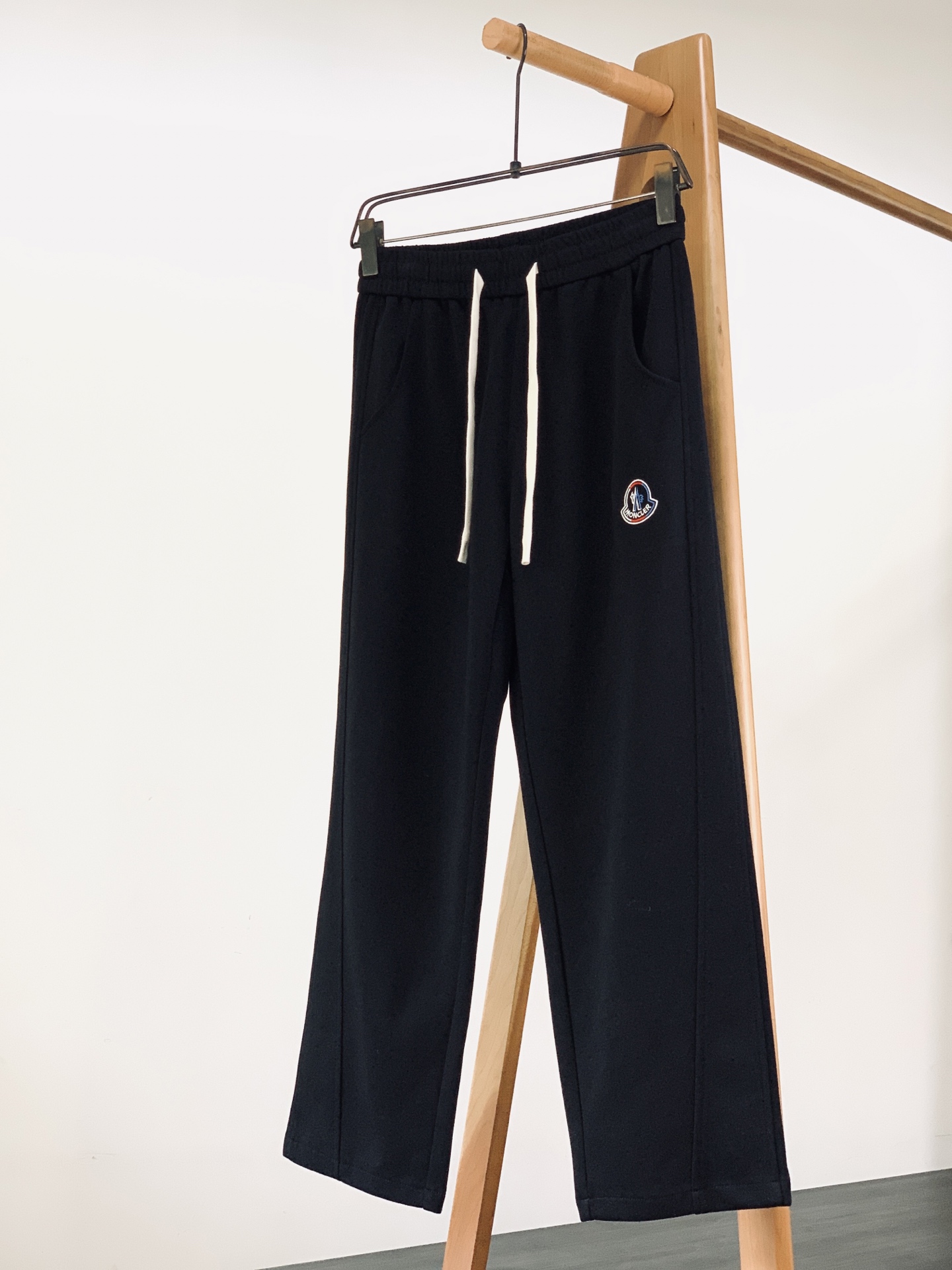 Moncler 蒙口 2026SS春夏新品 休闲直筒卫裤👖高端休闲百搭神裤。甄选高密度空气层棉料，触感柔