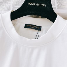 LouisVuitton 路易威登 2026SS春夏新品 彩色涂鸦艺术短袖T恤👕艺术感满满轻奢单品。选用 LouisVuitton 路易威登 2026SS春夏新品 彩色涂鸦艺术短袖T恤👕艺术感满满轻奢单品。选用