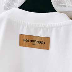 LouisVuitton 路易威登 2026SS春夏新品 彩色涂鸦艺术短袖T恤👕艺术感满满轻奢单品。选用 LouisVuitton 路易威登 2026SS春夏新品 彩色涂鸦艺术短袖T恤👕艺术感满满轻奢单品。选用
